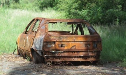 Band Cochon : florilège de carcasses de voitures 