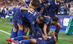  Michael Olise (au sol) célèbre le 4e but de l'équipe de France contre la Belgique, le 5 octobre 2026 au Stade de France, à Saint-Denis © FRANCK FIFE / AFP 