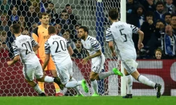 Face au portier de Porto Iker Casillas, les joueurs de la Juventus célèbrent le but de Dani Alves (3e de gauche), le 22 février 2017 lors du 8e de finale aller de C1 au stade Dragao