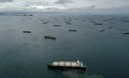Vue aérienne de navires de marchandises attendant de pouvoir accéder au canal de Panama, le 23 août 2023 dans la baie de Panama ( AFP / Luis ACOSTA )