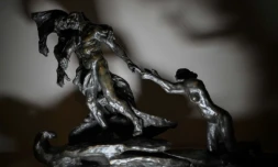 Une version de "L'Âge mûr", célèbre sculpture de Camille Claudel, retrouvée par hasard dans un appartement parisien inhabité, est proposée aux enchères à Orléans le 16 février 2025 ( AFP / Lou Benoist )
