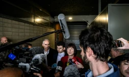 Sabine Grateloup (2e D), mère de Théo Grateloup (C) à la sortie du tribunal de Vienne, le jour du procès du groupe allemand Bayer, Theo Grataloup à la sortie du tribunal de Vienne, le jour du procès du groupe allemand Bayer, le 3 avril 2025