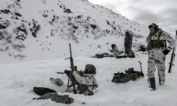 Des chasseurs alpins participent à un exercice par temps froid dans les montagnes autour de Sainte-Foy-Tarentaise, le 28 janvier 2026 en Savoie ( AFP / Jeff PACHOUD )