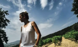 La viticultrice AnaĂŻs Vallot sur sa parcelle des coteaux de Vinsobres, ombragĂ©e par des chĂȘnes centenaires, le 18 juillet 2023 ( AFP / OLIVIER CHASSIGNOLE )