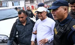 L'ancien Premier ministre népalais KP Sharma Oli escorté par la police et emmené à l'hÎpital aprÚs son arrestation le 28 mars 2026 à Katmandou ( AFP / PRAKASH MATHEMA )
