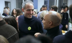 L'eurodéputé et leader de Place publique, Raphaël Glucksmann (centre), assiste à l'inauguration du siège du mouvement à Paris, le 25 janvier 2025