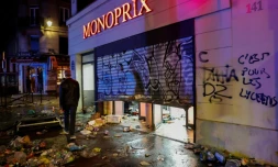Un slogan "C'est pour les lycéens" tagué sur un magasin Monoprix pillé, le 17 octobre 2026 à Paris
