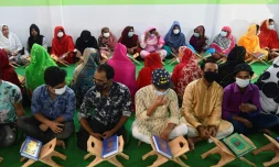 Des personnes transgenres se préparent à la lecture du Coran dans une madrasa ouverte à leur intention, à Dacca le 6 novembre 2020