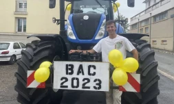 Bac 2023 : pour "marquer le coup" le jour des résultats, il débarque au lycée en tracteur