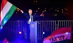 Le conservateur pro-européen Peter Magyar, leader du parti Tisza, salue ses partisans aprÚs sa victoire aux législatives en Hongrie, le 12 avril 2026 à Budapest ( AFP / Ferenc ISZA )