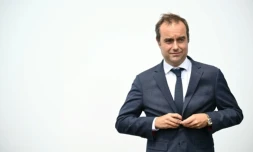Le Premier ministre Sébastien Lecornu, le 17 juin 2025 à l'aéroport du Bourget ( AFP / Bertrand GUAY )