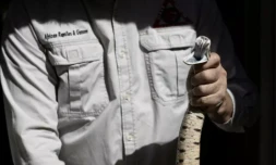 Mike Perry, du laboratoire spécialisé African Reptiles & Venom, s'apprête à recueillir le venin d'un serpent à Diepsloot, en Afrique du Sud, le 29 mai 2023 ( AFP / WIKUS DE WET )