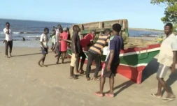 Image tirée d'une vidéo obtenue par l'AFPTV auprès de TVM, le 8 avril 2024, montrant le bateau qui a coulé au large de la côte nord du Mozambique, faisant au moins 97 morts ( TVM / - )