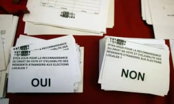 Des bulletins de vote pour ou contre le droit de vote des étrangers non communautaires aux élections locales, le 6 décembre 2002