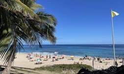 soleil et ciel bleu à Boucan Canot avec drapeau
