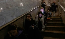 Des personnes se réfugient dans une station de métro lors d'une alerte aérienne à Kiev, le 2 juin 2026