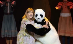 Chantal Goya sur la scène du Palais des Congrès à Paris, le 25 mai 2025 - JOEL SAGET / AFP