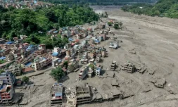 Des habitations ensevelies sous la boue après des inondations soudaines survenues à Trishuli Bazar, dans le district de Nuwakot au Népal, le 26 août 2026 ( AFP / Prabin RANABHAT )