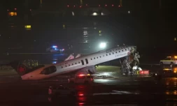 Un CRJ-900 d'Air Canada Express est immobilisé sur la piste après être entré en collision avec un véhicule de l'autorité portuaire, à l'aéroport LaGuardia de New York, le 23 mars 2026 ( AFP / ANGELA WEISS )