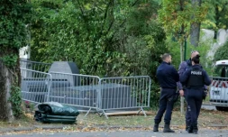 Des policiers près de la tombe de l'ancien ministre de la Justice, Robert Badinter, vandalisée quelques heures avant son transfert au Panthéon, au cimetière de Bagneux, près de Paris, le 9 octobre 2025 ( AFP / Thomas SAMSON )