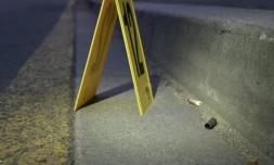 Une douille sur le sol repérée par un chevalet installé par la police, à Rennes, le 17 avril 2025 ( AFP / Damien MEYER )