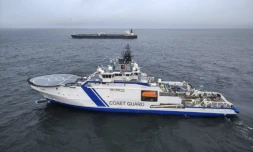 Un navire des gardes-frontières finlandais devant le pétrolier Eagle S, en mer près de Porkkala , au sud de la Finlande, le 26 décembre 2024 ( Finnish Border Guard / Handout )