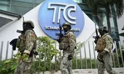 Un soldat Ă©quatorien monte la garde devant la chaĂźne de tĂ©lĂ©vision Ă©quatorienne TC oĂč des hommes armĂ©s non identifiĂ©s ont fait irruption en direct dans le studio de la tĂ©lĂ©vision publique, le 9 janvier 2024, Ă Guayaquil, en Equateur ( AFP / MARCOS PIN )