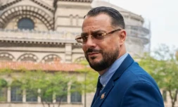 SĂ©bastien Delogu, dĂ©putĂ© "La France Insoumise - Nouveau Front Populaire", arrive pour une audition au commissariat de l'ĂvĂȘchĂ© Ă Marseille, le 27 aoĂ»t 2026. ( AFP / Miguel MEDINA )