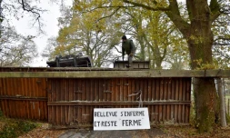 Un activiste zadiste sur une barricade sur le site de Notre-Dame-des-Landes , près de Nantes, le 2 décembre 2016