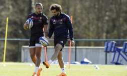 Les joueurs du XV de France, Gaël Fickou (g) et Yoann Huget, lors d'un entraßnement à Marcoussis, le 14 mars 2018