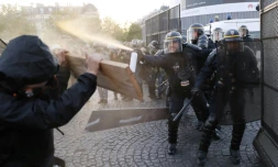 Des antifas face à des policiers, le 23 avril 2017, place de la Bastille à Paris