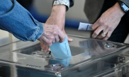 Un électeur vote au 1er tour de la présidentielle, le 10 avril 2022 à Paris