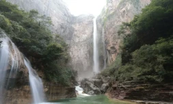 En Chine, un randonneur filme lâeau dâune cĂ©lĂšbre cascade naturelle provenant... dâun tuyau