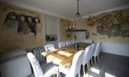 Des fresques murales dans un bunker de la Seconde guerre mondiale Ă Sainte-Marie-du-Mont, dans la Manche, le 18 avril 2024 ( AFP / Lou BENOIST )