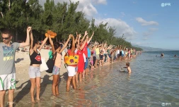 Chaîne humaine pour la réserve marine