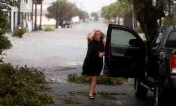 Une habitante Ă©value les dĂ©gĂąts dans son quartier au moment du passage de la tempĂȘte Debby, Ă Cedar Key en Floride (sud-est des Etats-Unis), le 5 aoĂ»t 2024