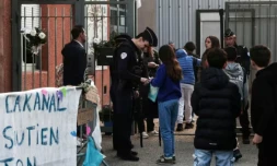 Des policiers procĂšdent Ă des fouilles de sacs Ă lâarrivĂ©e des Ă©lĂšves au collĂšge Lakanal, trois jours aprĂšs une fusillade, le 15 octobre 2026 Ă Aubagne, dans les Bouches-du-RhĂŽne ( AFP / Thibaud MORITZ )