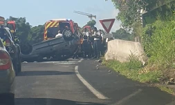 accident, route, embouteillage, voiture sur le toit, spectaculaire