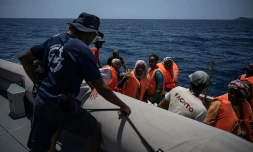 Une patrouille de la police de l'Air et des frontières (PAF) française contrôle une embarcation naviguant entre les Comores et Mayotte, le 17 février 2024 ( AFP / JULIEN DE ROSA )