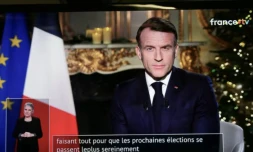 Un écran de television qui diffuse l'allocution des voeux du président Emmanuel Macron, mercredi soir le 31 décembre 2025 depuis l'Elysée ( AFP / Dimitar DILKOFF )