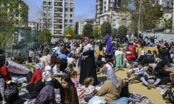 Des habitants d'Istanbul attendent dans un parc après un séisme suivi de plusieurs répliques, le 23 avril 2025 ( AFP / Yasin AKGUL )