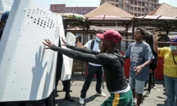 Des manifestants protestant contre les coupures d'eau et d'électricité devant les boucliers des forces de l'ordre malgaches, à Antananarivo le 25 septembre 2025 ( AFP / RIJASOLO )