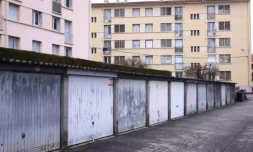Des scellés de la police sur un garage où deux femmes dont une magistrate ont été séquestrées, à Bourg-lès-Valence, le 6 février 2026 dans la Drôme ( AFP / Alex MARTIN )