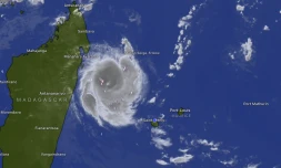 Gezani s'est intensifié au stade de cyclone tropical et menace sérieusement la côte est de Madagascar