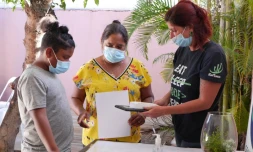 Distribution de tablettes numériques aux familles les plus nécessiteuses à Saint-Paul 