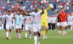  Le Belge Youri Tielemans (N8), auteur d'un doublé contre le Sénégal salue ses supporteurs après la qualification des Belges pour les 8e de finale du Mondial, mercredi à Seattle © ALEX GRIMM / GETTY IMAGES NORTH AMERICA/AFP 