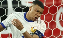 Le capitaine de l'équipe de France Kylian Mbappe grimace aprÚs un choc nez contre épaule, lors de la victoire des Bleus 1-0 dans leur match de l'Euro-2024, lundi 17 juin dans la Dusseldorf Arena de Dusseldorf