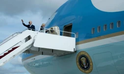 Le président américain Joe Biden et la première dame Jill Biden embarquent pour Rome à bord d'Air Force One, le 28 octobre 2021 sur la base d'Andrews, dans le Maryland