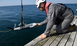 Un agent du ministère de la Culture place un sonar au large de Brest à la recherche de l'épave de La Cordeliere et du Regent, le 29 juin 2018