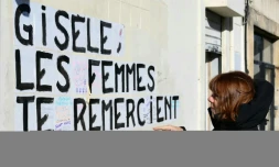 Gisèle Pelicot à côté d'un collage "Gisèle, les femmes te remercient" sur le chemin jusqu'au tribunal d'Avignon, le 4 décembre 2024